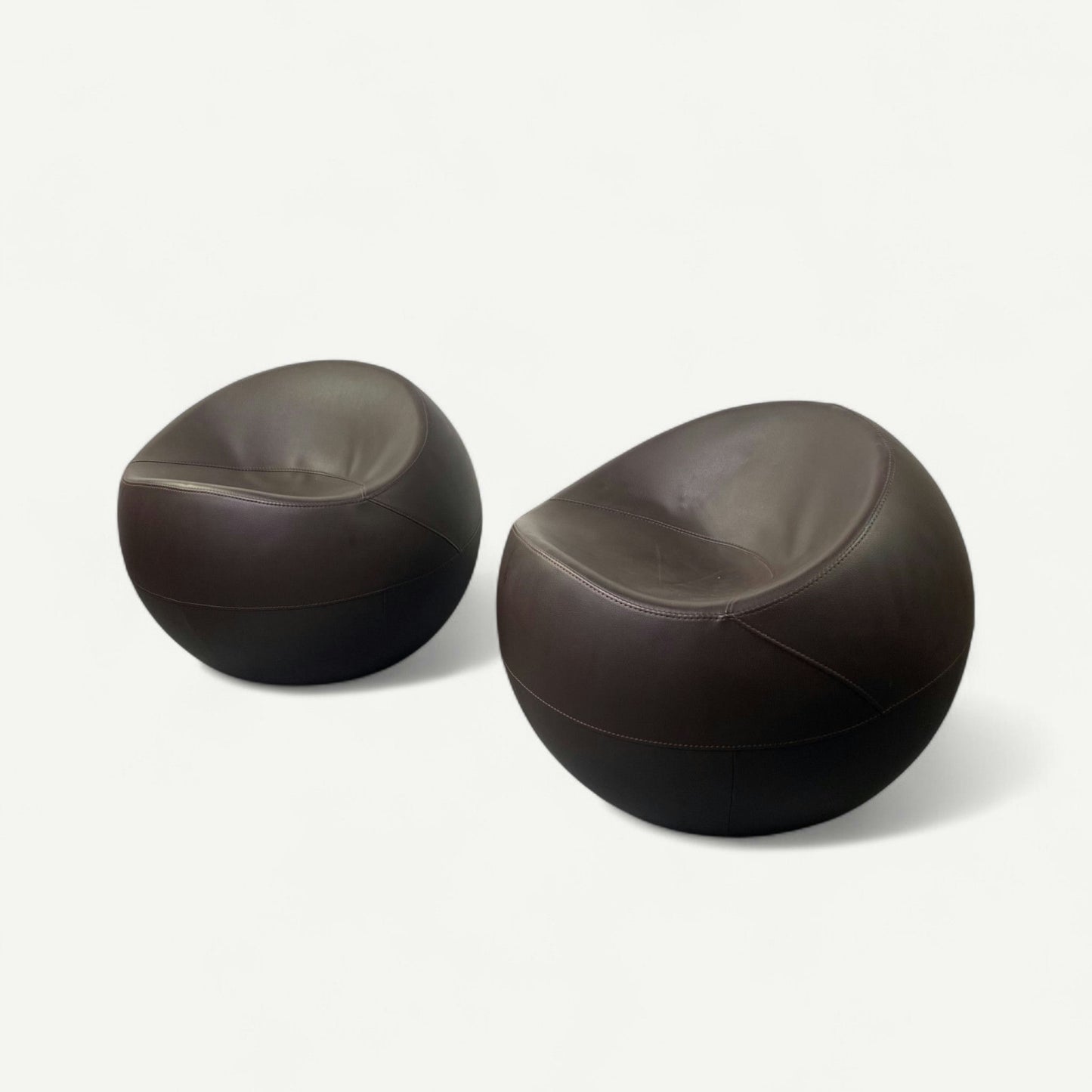 Ball Chair en cuir marron par Finn Stone