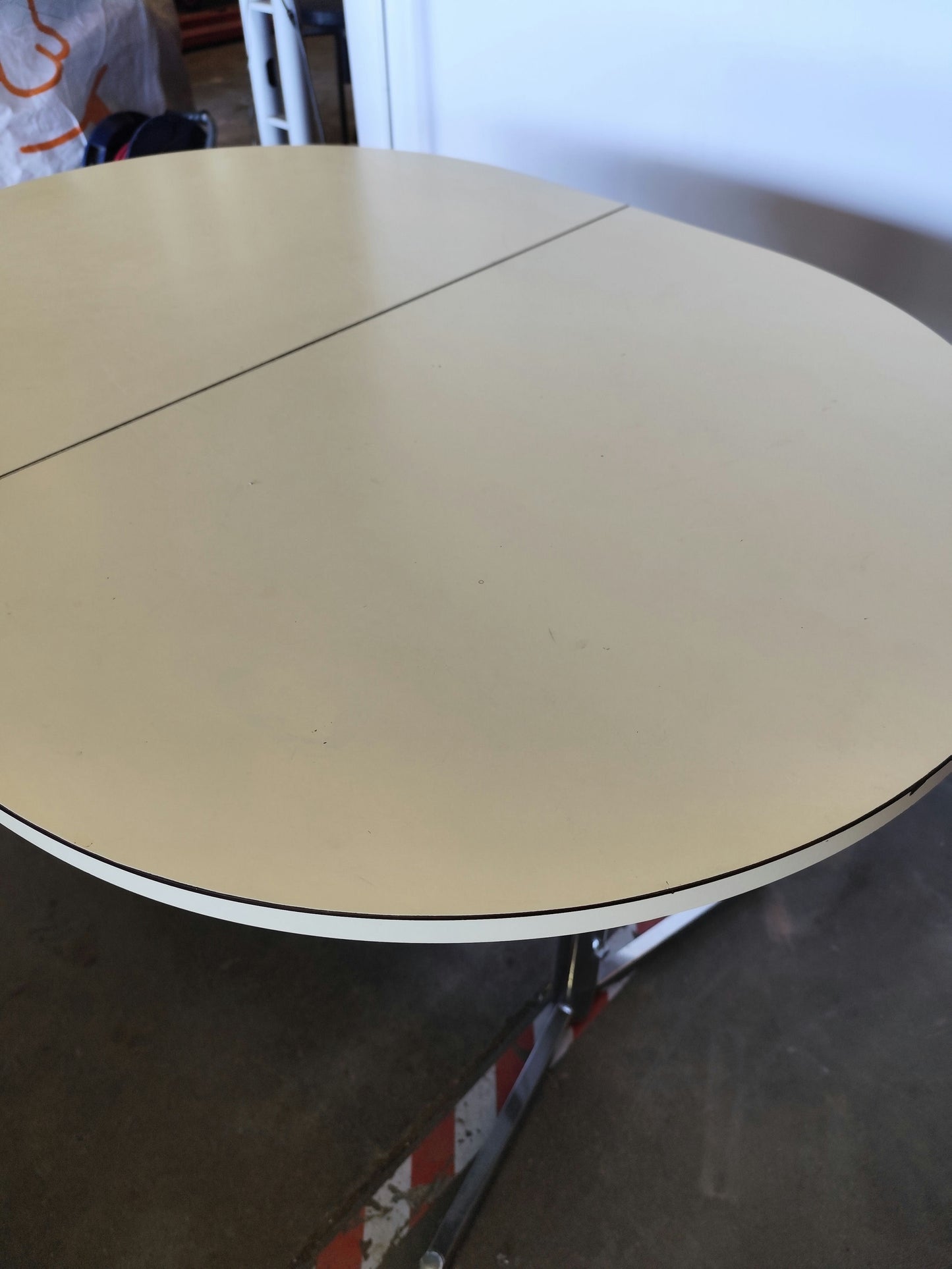Table ovale formica jaune esprit 70