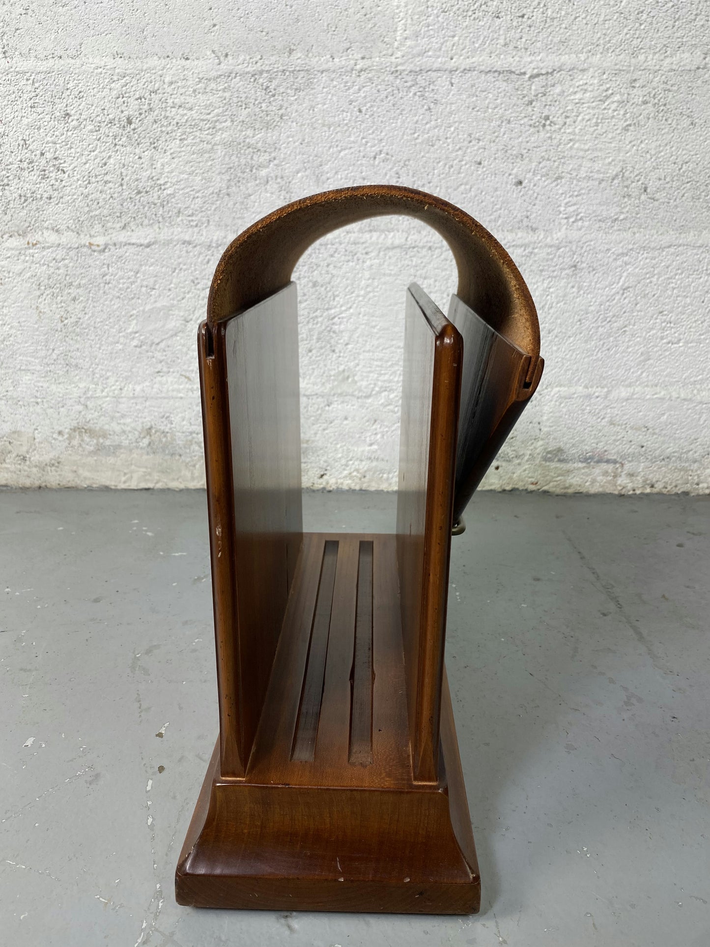 Porte revue en bois et cuir