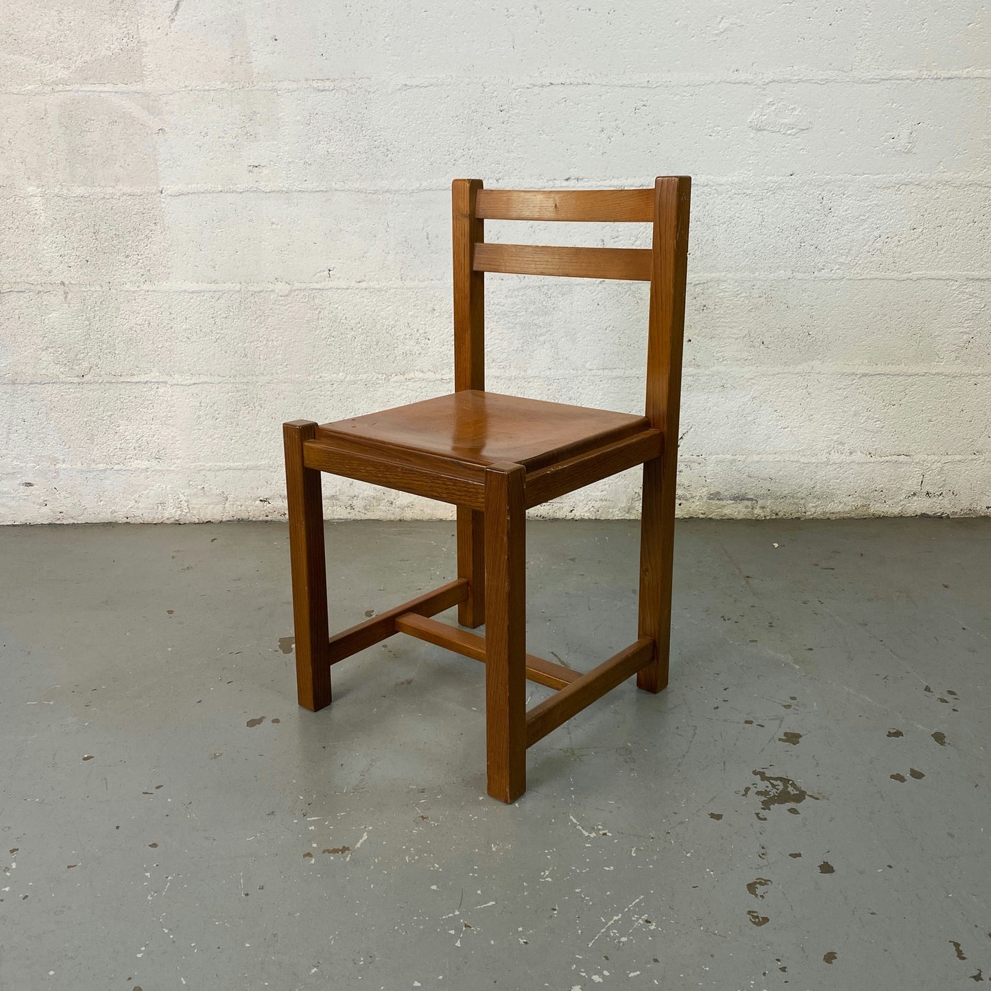 Chaise en bois massif  design moderniste/brutaliste, années 70