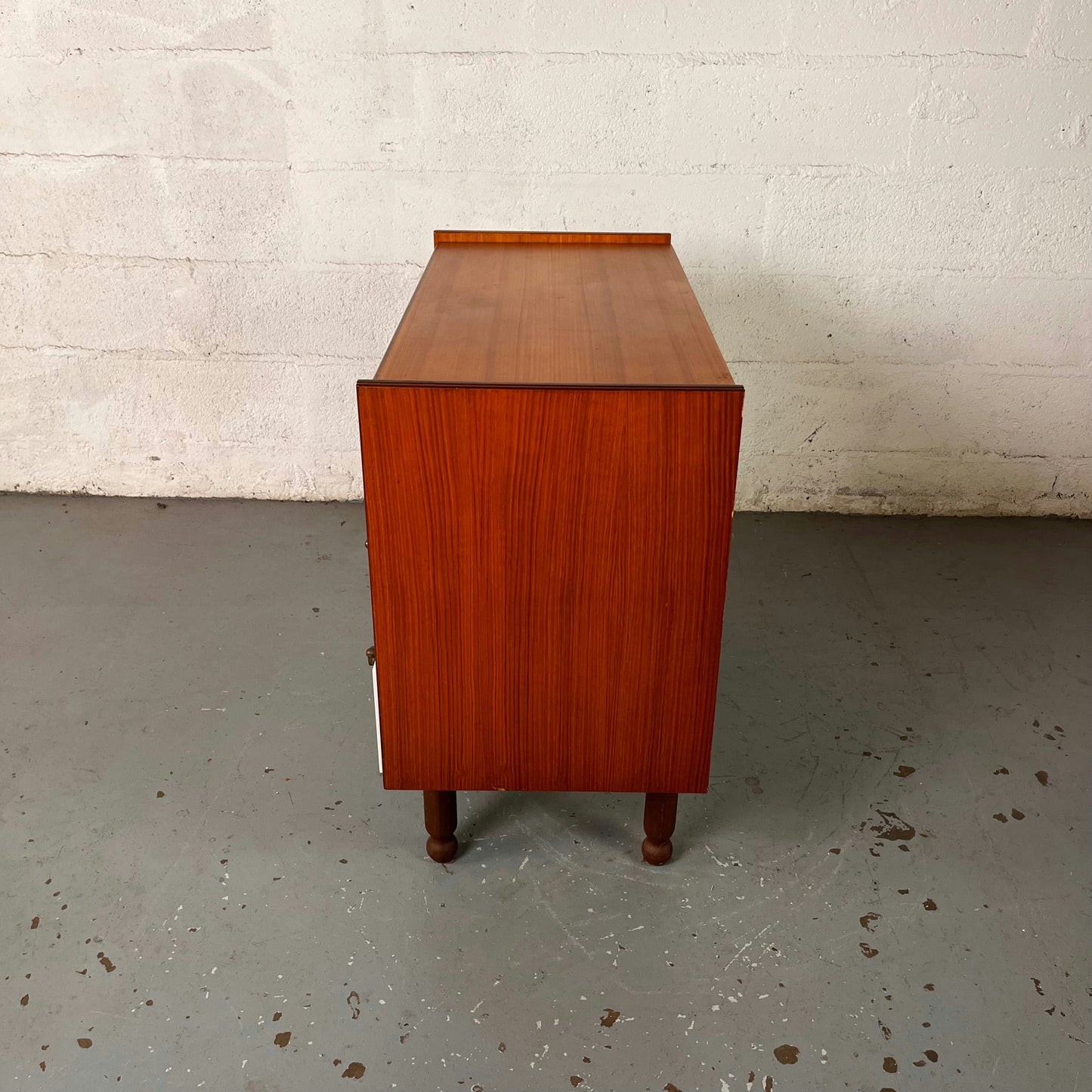 Commode en teck et formica blanc