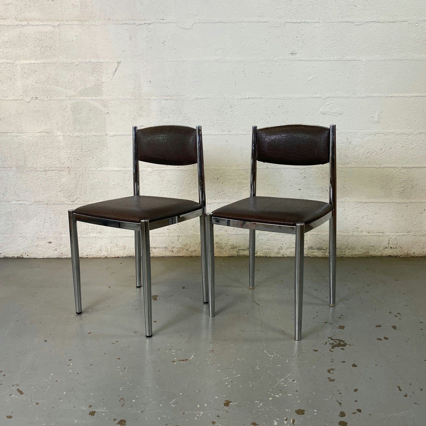 Paire de chaises en cuir et métal chromé Collomb Création