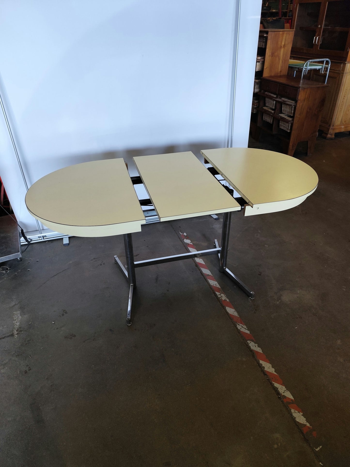Table ovale formica jaune esprit 70